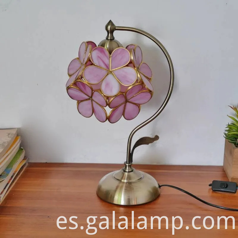 Elegante lámpara de mesa floral para un dormitorio cálido brillo